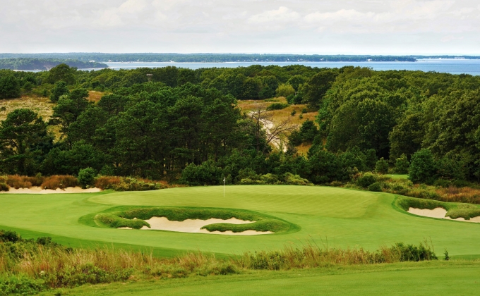 The par-3 5th hole at The Bridge